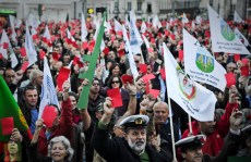 Πορτογαλία: Θα υπερασπιστούμε τη δημοκρατία προειδοποιούν οι στρατιωτικοί και καλούν την κυβέρνηση να παραιτηθεί