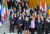 Πάλι καλά που η Μέρκελ δεν έστειλε τον Σαμαρά στην γωνία να σταθεί με το ένα πόδι...